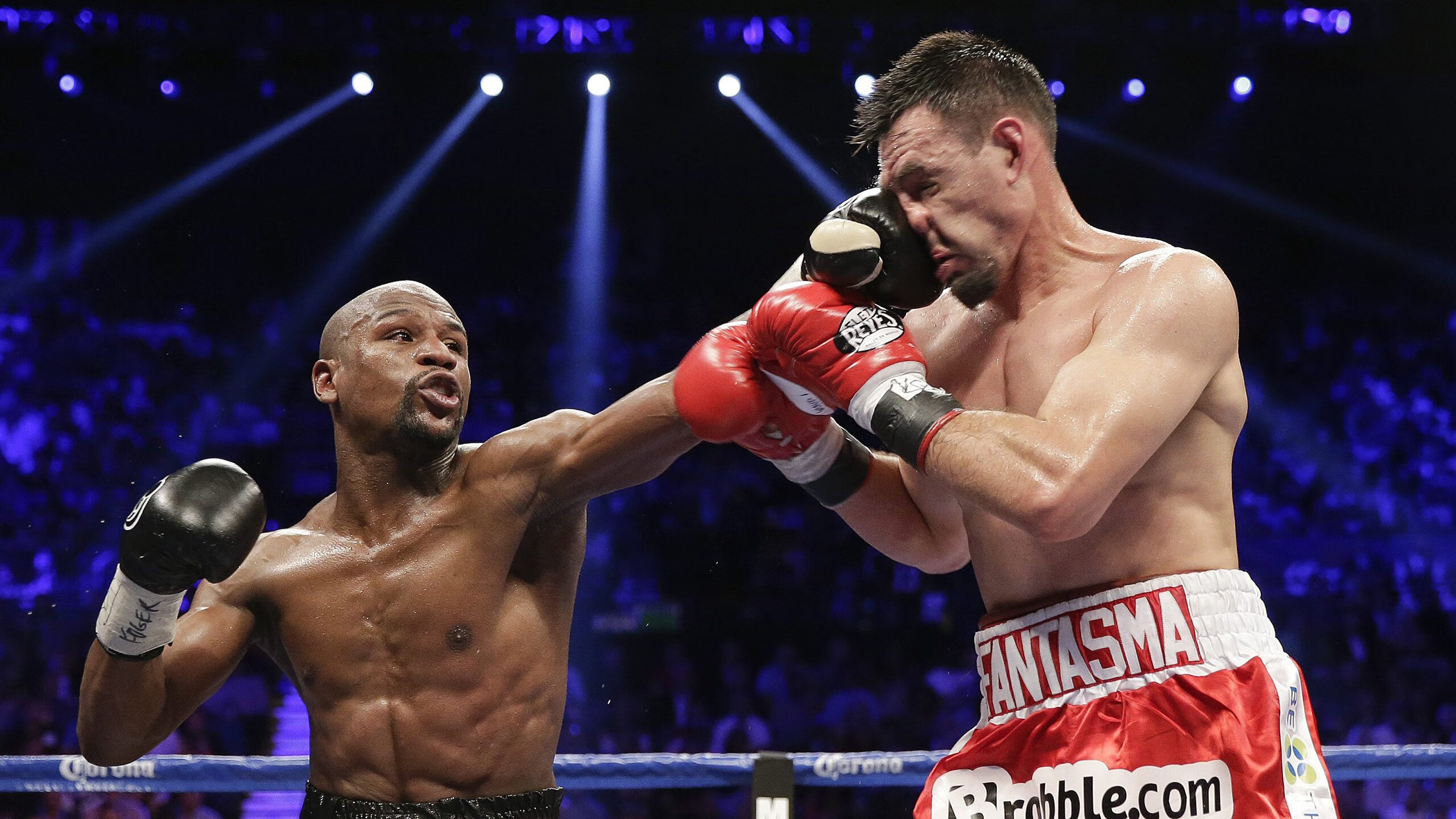 全国聋人游泳锦标赛 发令灯一亮即全力冲刺